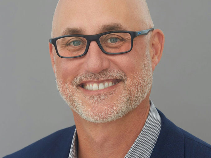 Carlos Cashman headshot